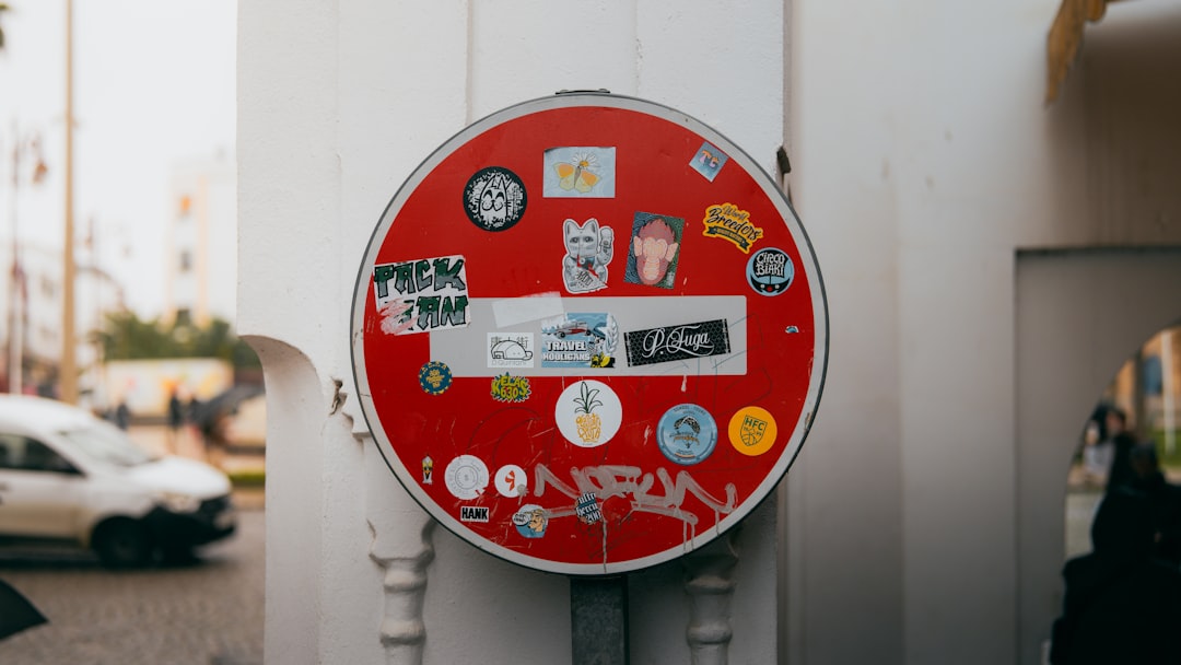 קידום מכירות אמנות בגוגל ובפייסבוק – בשארה וסאם על אסטרטגיות דיגיטליות פשוטות